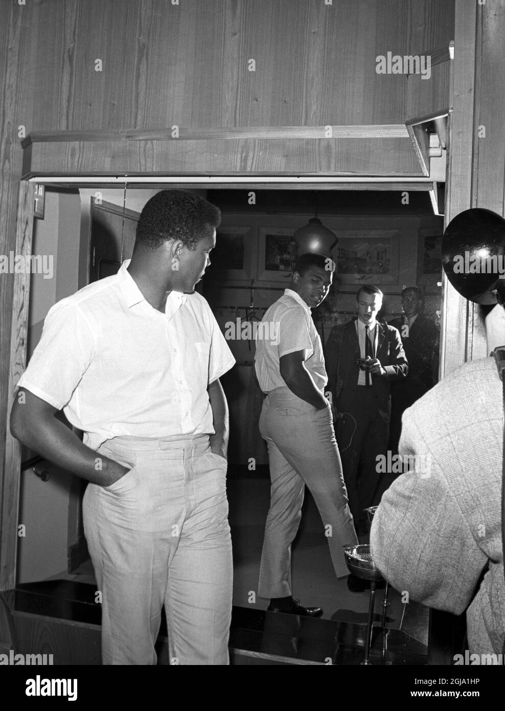 ARKIV STOCCOLMA 196508. Il campione del mondo di boxe Muhammad Ali prova un nuovo paio di pantaloni a Stoccolma, Svezia 1965. Ali era in Svezia per la lotta in mostra. Foto: Sven-Gosta Johansson / Scanpix / Kod: 262 Foto Stock