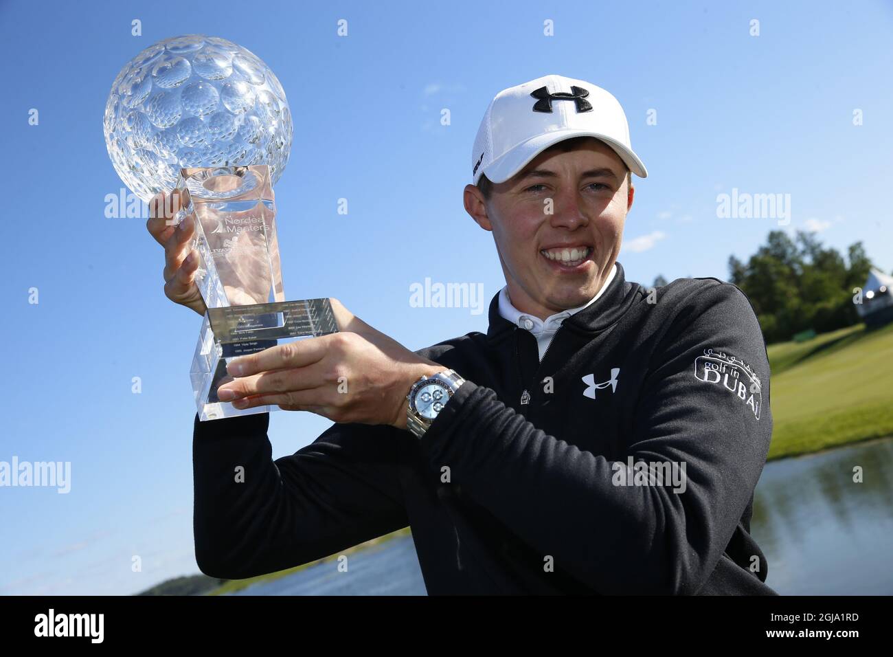 Matthew Fitzpatrick, in Inghilterra, in posa per fotografi con il trofeo dopo aver vinto il torneo Nordea Masters domenica 5 giugno 2016 al golf club di Bro Hof. Foto: Fredrik Persson / TT / Kod 75906 Foto Stock