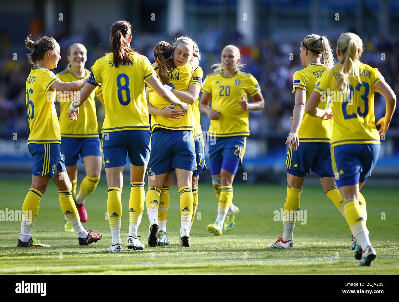 GOTEBORG 2016-06-06 i giocatori svedesi si rallegrano dopo l'obiettivo 2-0 di Kosovare Aslani durante il qualificatore Women's Euro 2017 Svezia vs Moldavia all'arena Gamla Ullevi di Gotebburg, Svezia, 6 giugno 2016. Foto: Thomas Johansson / TT / ** SVEZIA FUORI ** Foto Stock