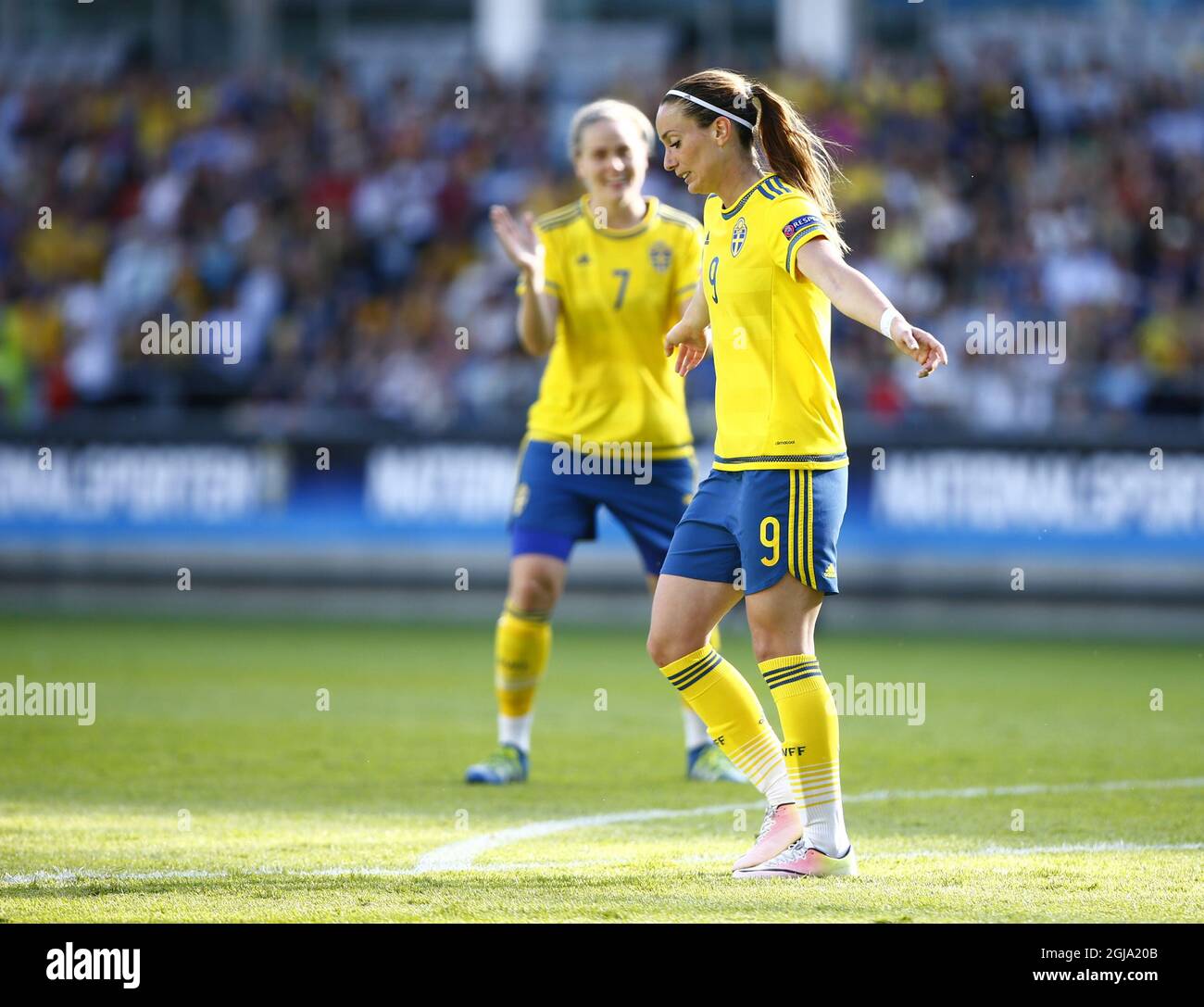 GOTEBORG 2016-06-06 la svedese Kosovare Asslani (R) si fa garante del suo obiettivo del 2-0 durante il qualificatore femminile Euro 2017 Svezia contro Moldavia all'arena Gamla Ullevi di Goteburg, Svezia, 6 giugno 2016. Foto: Thomas Johansson / TT / ** SVEZIA FUORI ** Foto Stock