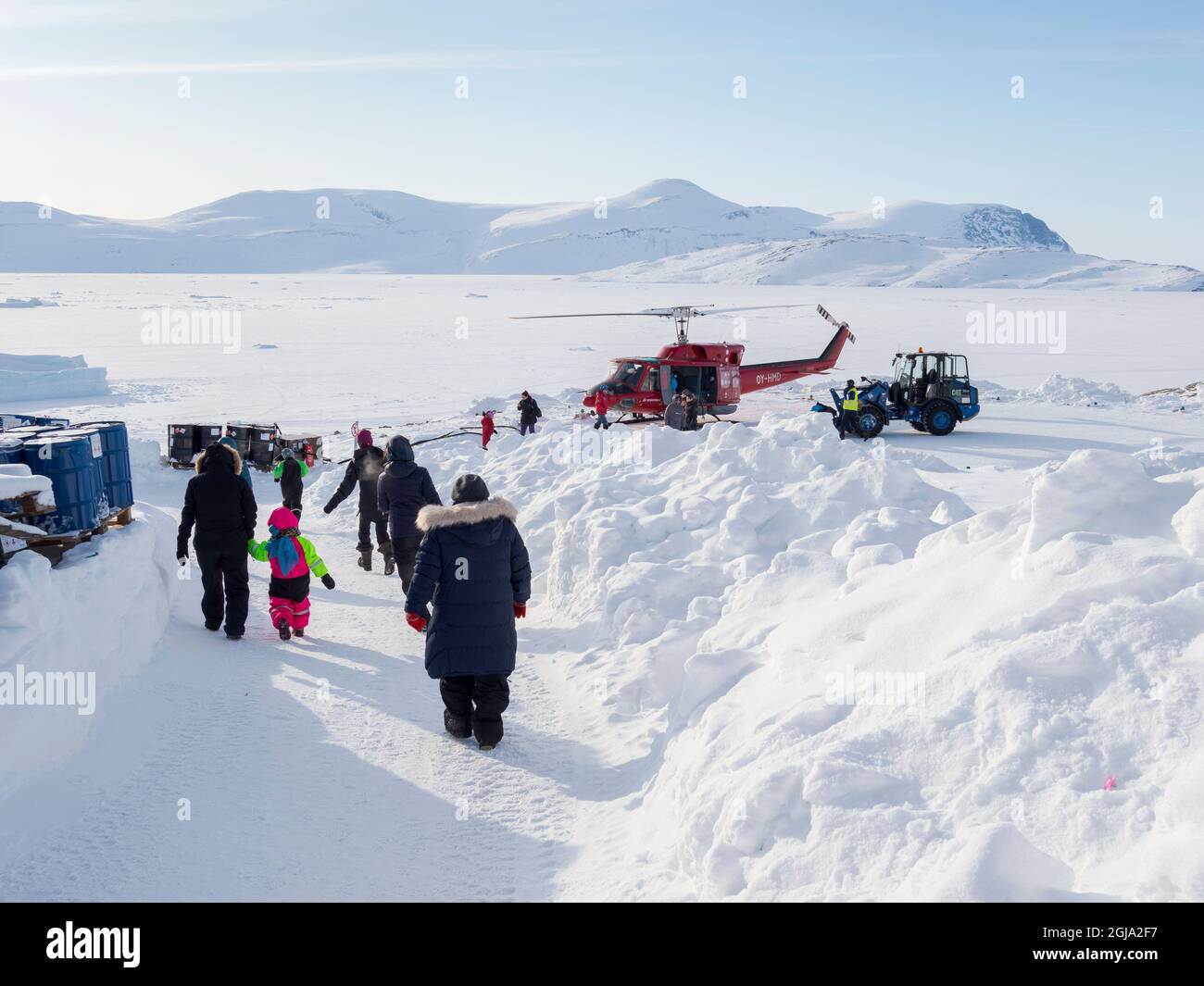 Elicottero su eliporto. L'elicottero è l'unico collegamento con il resto della Groenlandia in inverno. Villaggio tradizionale Kullorsuaq sulla riva del Melville Foto Stock