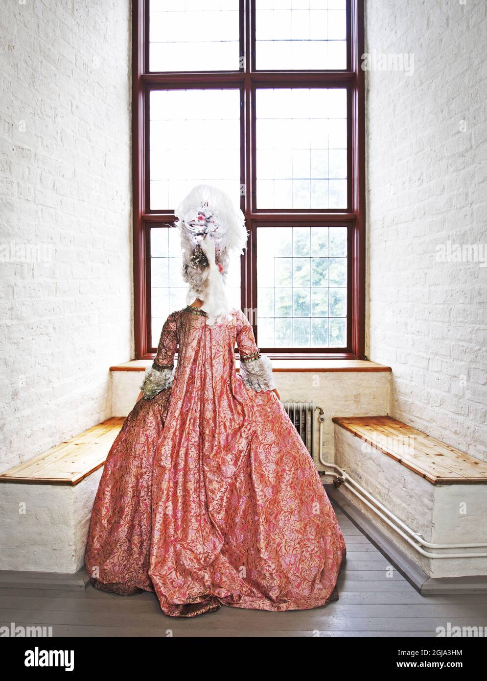 VADSTENA 2014-07-17 Donna in abito da 1600 - 1700 , parrucca, finestra,  stoffa, moda, costume Foto Jeppe Gustafsson / TT / Kod 71935 Foto stock -  Alamy