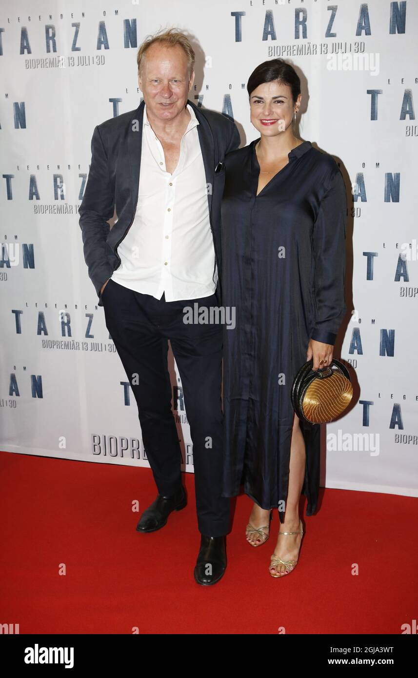 STOCCOLMA 20160711 l'attore Stellan Skarsgard e la moglie Megan Everett hanno partecipato alla prima della leggenda di Tarzan a Stoccolma, Svezia, lunedì 11 luglio 2016. Foto: Christine Olsson / TT / code 10430 Foto Stock