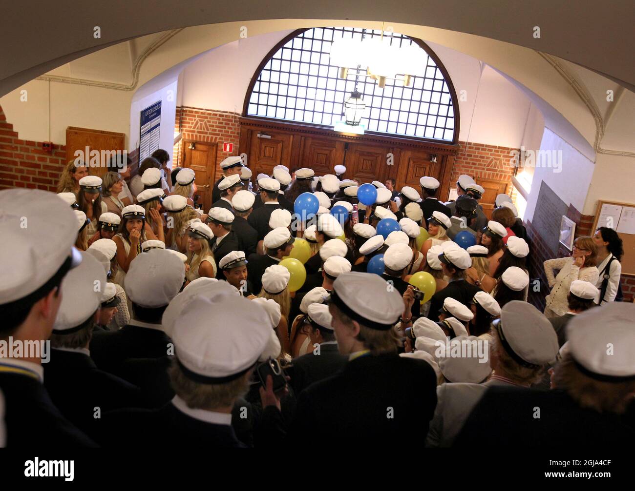 LINKOPING 2010-06-11 studenti felici celebrare la maturazione. Foto Jeppe Gustafsson / TT / Kod 71935 studenti, esame, esame, laurea, laurea, sgabello, istruzione, berretti bianchi, cappelli Foto Stock