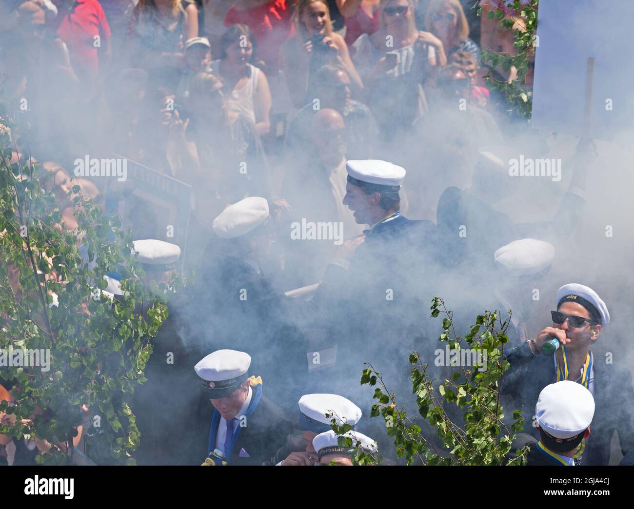 MOTALA 2016-06-03 studenti felici celebrare la maturità. Foto Jeppe Gustafsson / TT / Kod 71935 studenti, esame, esame, laurea, laurea, sgabello, istruzione, berretti bianchi, cappelli Foto Stock