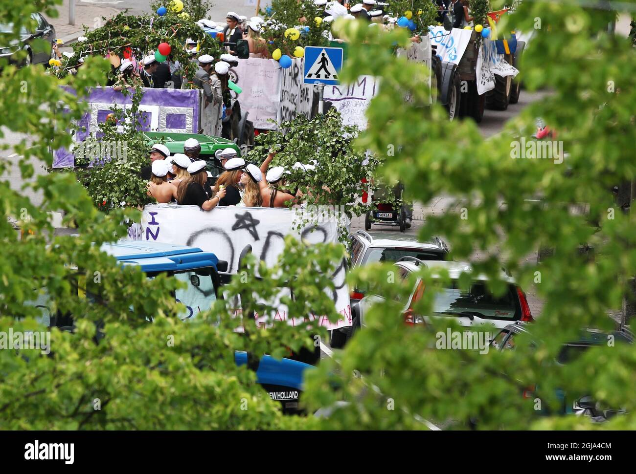 MOTALA 2016-06-10 studenti felici celebrare la maturità. Foto Jeppe Gustafsson / TT / Kod 71935 studenti, esame, esame, laurea, laurea, sgabello, istruzione, berretti bianchi, cappelli Foto Stock