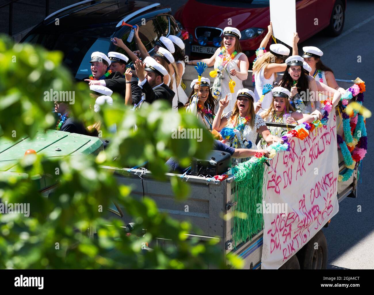 MOTALA 2016-06-03 studenti felici celebrare la maturità. Foto Jeppe Gustafsson / TT / Kod 71935 studenti, esame, esame, laurea, laurea, sgabello, istruzione, berretti bianchi, cappelli Foto Stock
