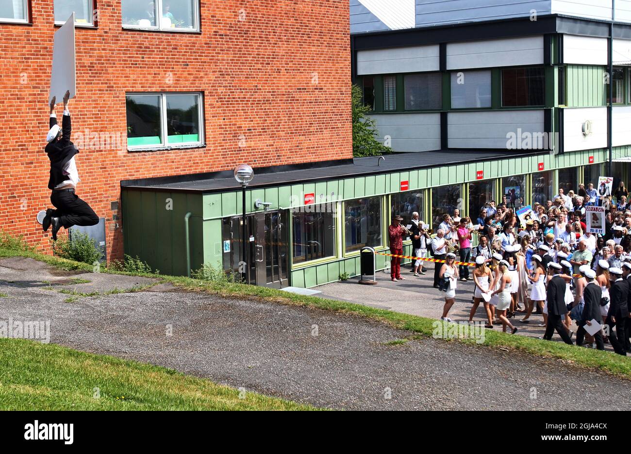 MOTALA 2016-06-10 studenti felici celebrare la maturità. Foto Jeppe Gustafsson / TT / Kod 71935 studenti, esame, esame, laurea, laurea, sgabello, istruzione, berretti bianchi, cappelli Foto Stock