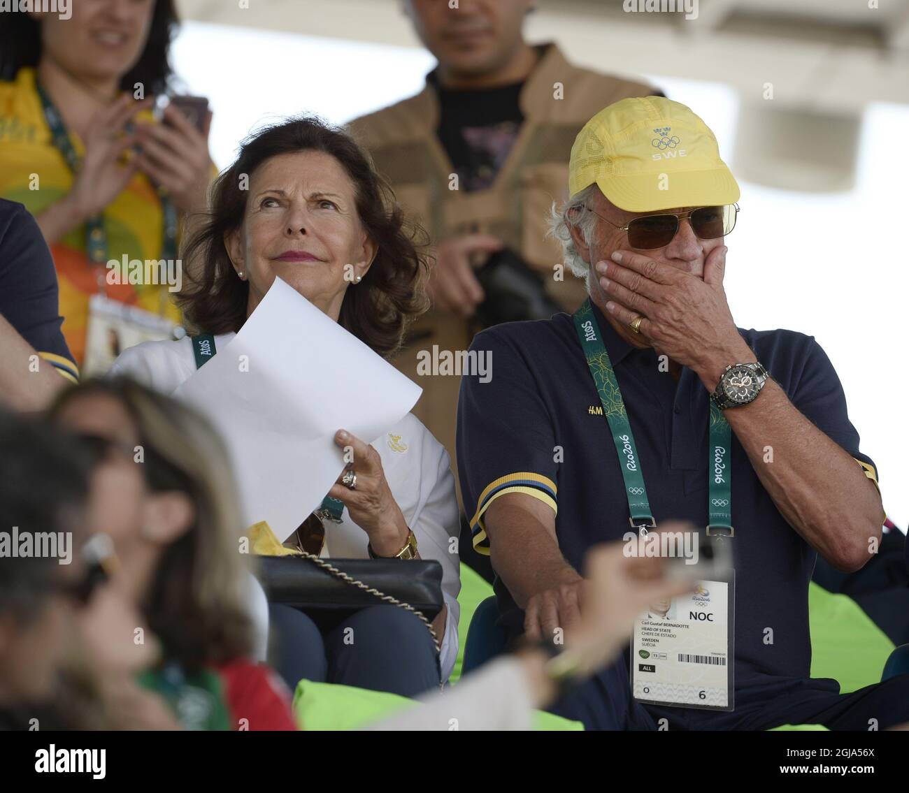 RIO DE JANEIRO 20160819 la regina svedese Silvia e il re Carl Gustaf guardano durante la gara di salto finale individuale dei Giochi Olimpici di Rio 2016, eventi equestri al Centro Equestre Olimpico di Rio de Janeiro, Brasile, 19 agosto 2016. Foto: Pontus Lundahl / TT / kod 10050 *** Bilden ingÃƒÂ ¥ r i SPORTPAKETET. FÃƒÂ¶r Ãƒâ¶vriga BETALBILD *** Foto Stock