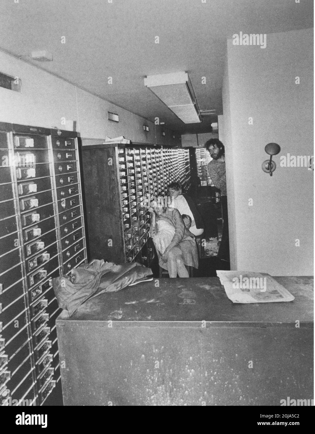 STOCCOLMA, 1973-08. Il dramma di Norrmalmstorg a Stoccolma. Clark Olofsson (R) con l'ostaggio nella volta della banca Handelsbanken . Olofsson era un noto criminale svedese, che è stato richiesto alla banca dal rapinatore bancario Jan Olsson dopo un fallimento rapina bancaria. Olsson e Olofsson hanno tenuto in ostaggio la banca per diversi giorni. Foto la polizia / TT AGENZIA DI NOTIZIE codice 20360 Foto Stock