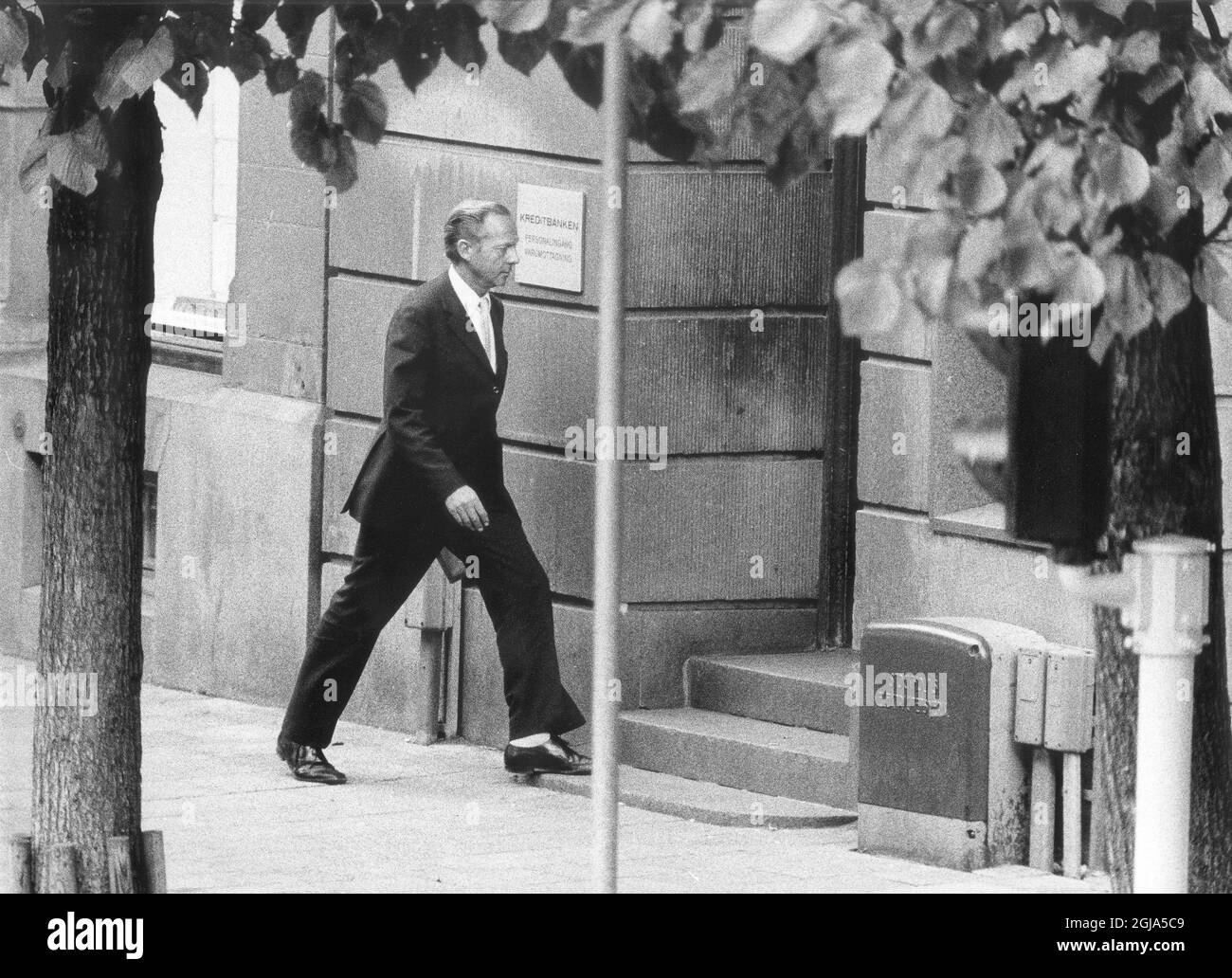 ARCHIVIO 1973 rapina di Norrmalmstorg il capo della polizia della città di Stoccolma Kurt Lindroth è visto entrare nella banca alla piazza di Norrmalmstorg nel centro di Stoccolma durante una presa di ostaggio nell'agosto 1973. Foto: Anders Engman /TT NEWS CODICE AGENZIA 3010 Foto Stock