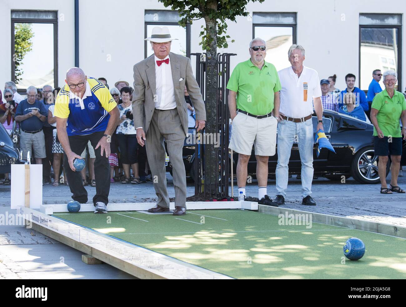 BORGHOLM 2016-08-27 Re Carl Gustaf gioca erba ciotola sull'isola di Oland, Svezia, nella loro Volvo PV 46 durante l'annuale 'Kungsrallyt' veterano auto rally 27 agosto 2016. Foto: Suvad Mrkonjic / TT / Kod 10042 ** SWEDEN OUT ** Foto Stock