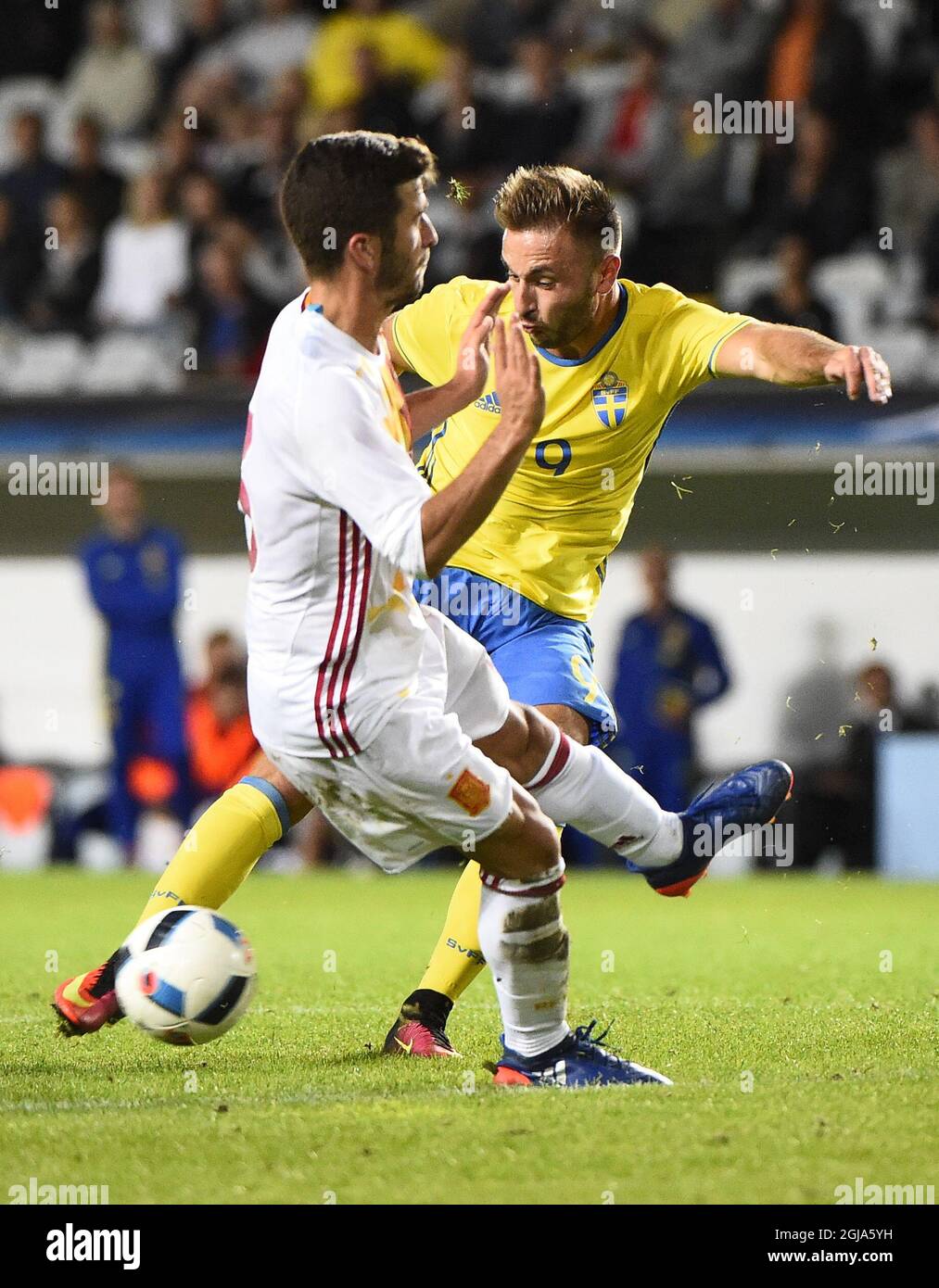 Jose Gaya (L) in Spagna batte con Muamer Tankovic in Svezia lunedì 5 settembre 2016 UEFA Euro 2017 U21 Championship qualificando la partita di calcio tra Svezia e Spagna allo Swedbank Stadion di Malmo. Foto Emil Langvad / TT / kod 9290 Foto Stock