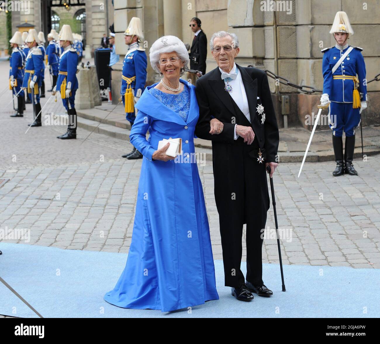 STOCCOLMA 20100619 il conte Greve Carl Johan Bernadotte af Wisborg e sua moglie la contessa Gunilla Bernadotte af Wisborg arrivano alle nozze della Principessa Vittoria della Corona e del Sig. Daniel Westling alla Cattedrale di Stoccolma. Stoccolma, Foto: Maja Suslin / SCANPIX SVEZIA / kod 10300 Foto Stock