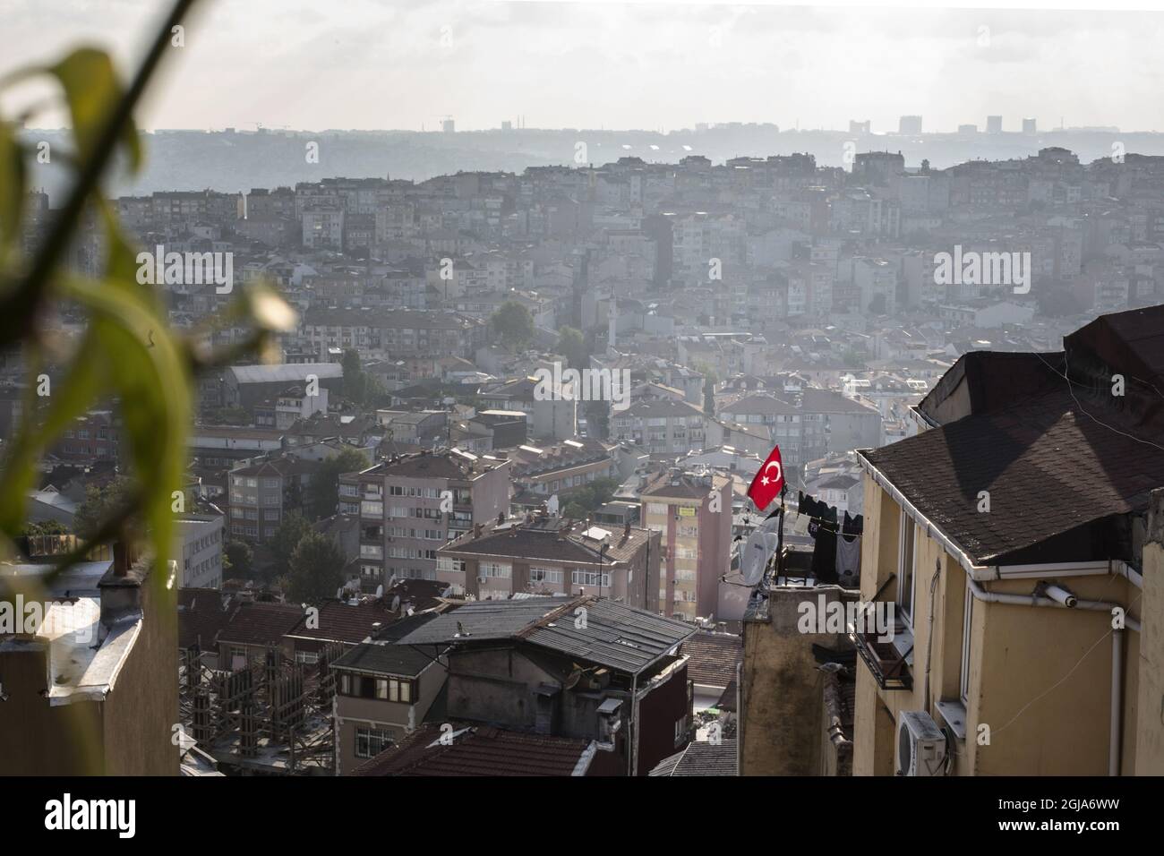 ISTANBUL 2016-07-30 Vista su Istanbul con bandiera turca. Foto: Anders Ahlgren / SVD / TT / Kod: 71756 viaggi Foto Stock