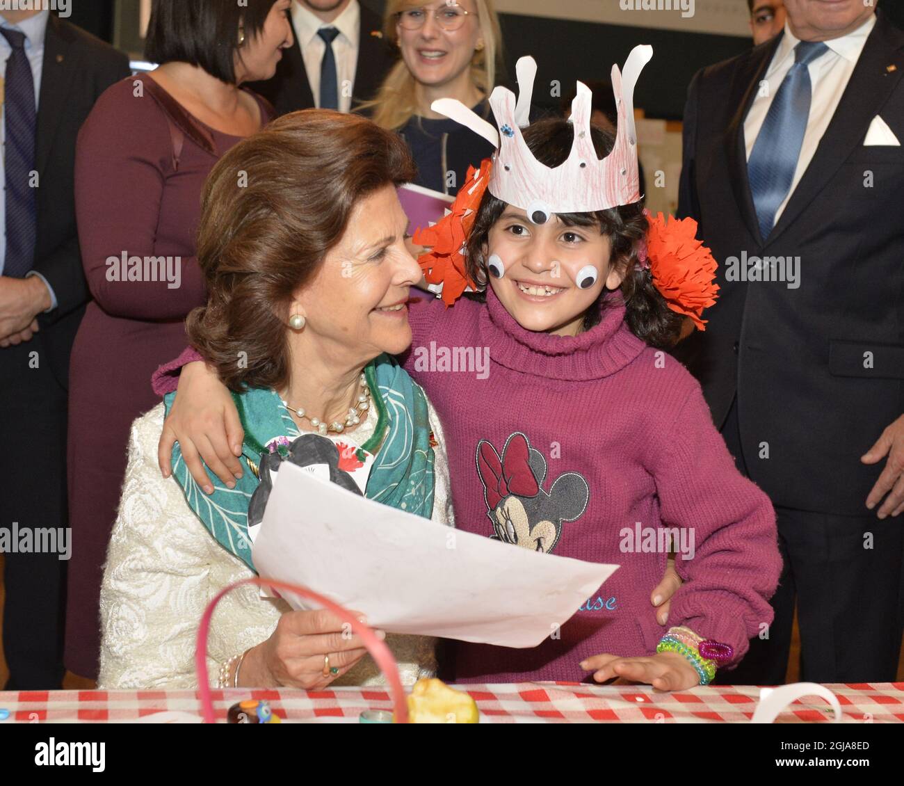BERLINO 2016-10-07 Re Carl Gustaf e la Regina Silvia si incontrarono con i bambini rifugiati al 'rifugio Refugio' di Berlino il 7 ottobre 2016. La coppia reale è in visita di Stato in Svezia. Foto: Jonas Ekstromer / TT Kod 10030 Foto Stock