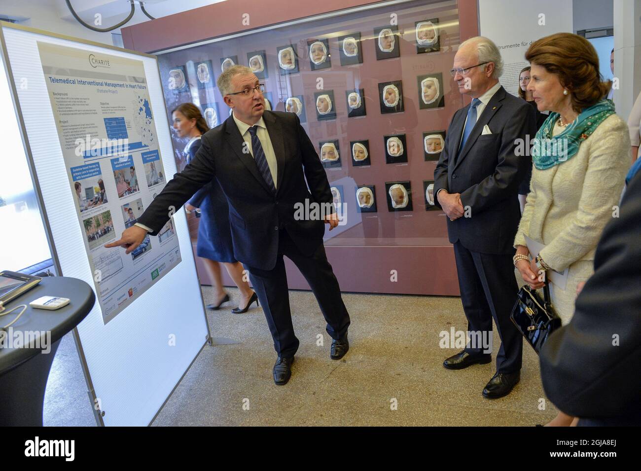 BERLINO 2016-10-07 Re Carl Gustaf e Regina Silvia in visita all'ospedale universitario CharitÃ© di Berlino 7 ottobre 2016. La coppia reale è in visita di Stato in Germania. Foto: Jonas Ekstromer / TT Kod 10030 Foto Stock
