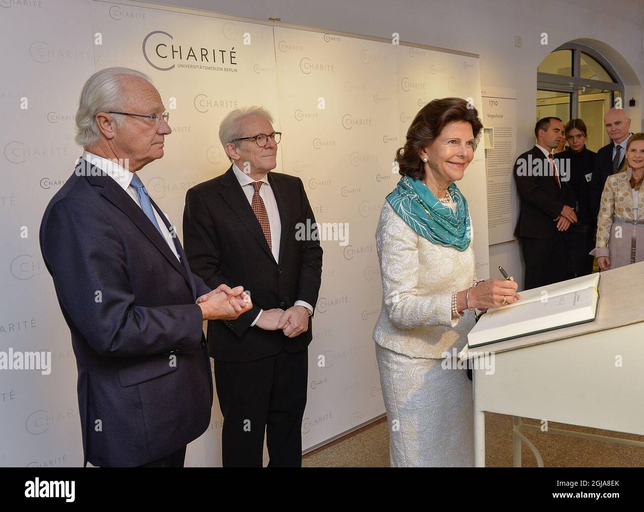 BERLINO 2016-10-07 Re Carl Gustaf e Regina Silvia in visita all'ospedale universitario CharitÃ© di Berlino 7 ottobre 2016. La coppia reale è in visita di Stato in Germania. Foto: Jonas Ekstromer / TT Kod 10030 Foto Stock
