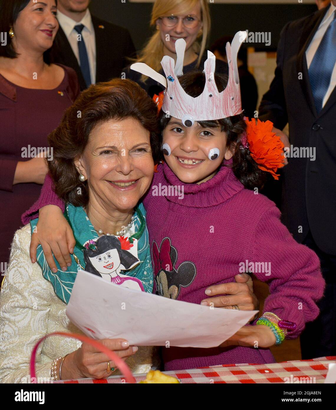 BERLINO 2016-10-07 Re Carl Gustaf e la Regina Silvia si incontrarono con i bambini rifugiati al 'rifugio Refugio' di Berlino il 7 ottobre 2016. La coppia reale è in visita di Stato in Germania. Foto: Jonas Ekstromer / TT Kod 10030 Foto Stock