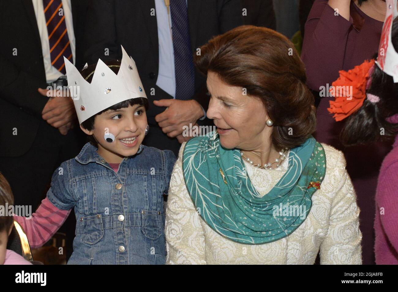 BERLINO 2016-10-07 Re Carl Gustaf e la Regina Silvia si incontrarono con i bambini rifugiati al 'rifugio Refugio' di Berlino il 7 ottobre 2016. La coppia reale è in visita di Stato in Svezia. Foto: Jonas Ekstromer / TT Kod 10030 Foto Stock