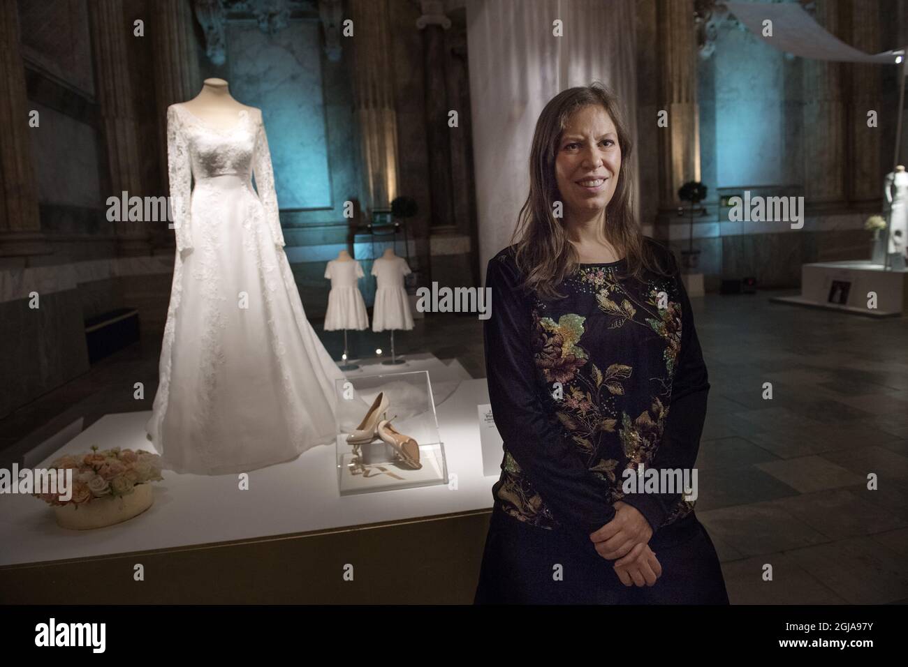 STOCKHOLM 20161017 il designer Ida Sjostedt è visto di fronte ad AV Princess Sofias abito da sposa durante l'apertura della mostra 'abiti da sposa reali 1976-2015' al Palazzo reale di Stoccolma, Svezia, 17 ottobre 2016. Foto: Jessica Gow / TT / Kod 10070 Foto Stock