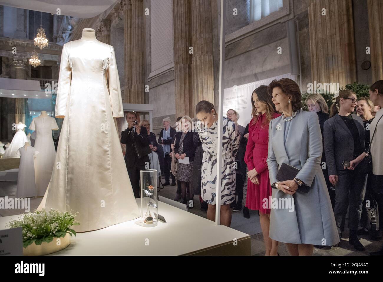 STOCCOLMA 20161017 la Principessa Sofia, la Principessa Vittoria e la  Regina Silvia guarda il vestito della Regina Ilvias all'apertura della  mostra "abiti da sposa reali 1976-2015" al Palazzo reale di Stoccolma,  Svezia,