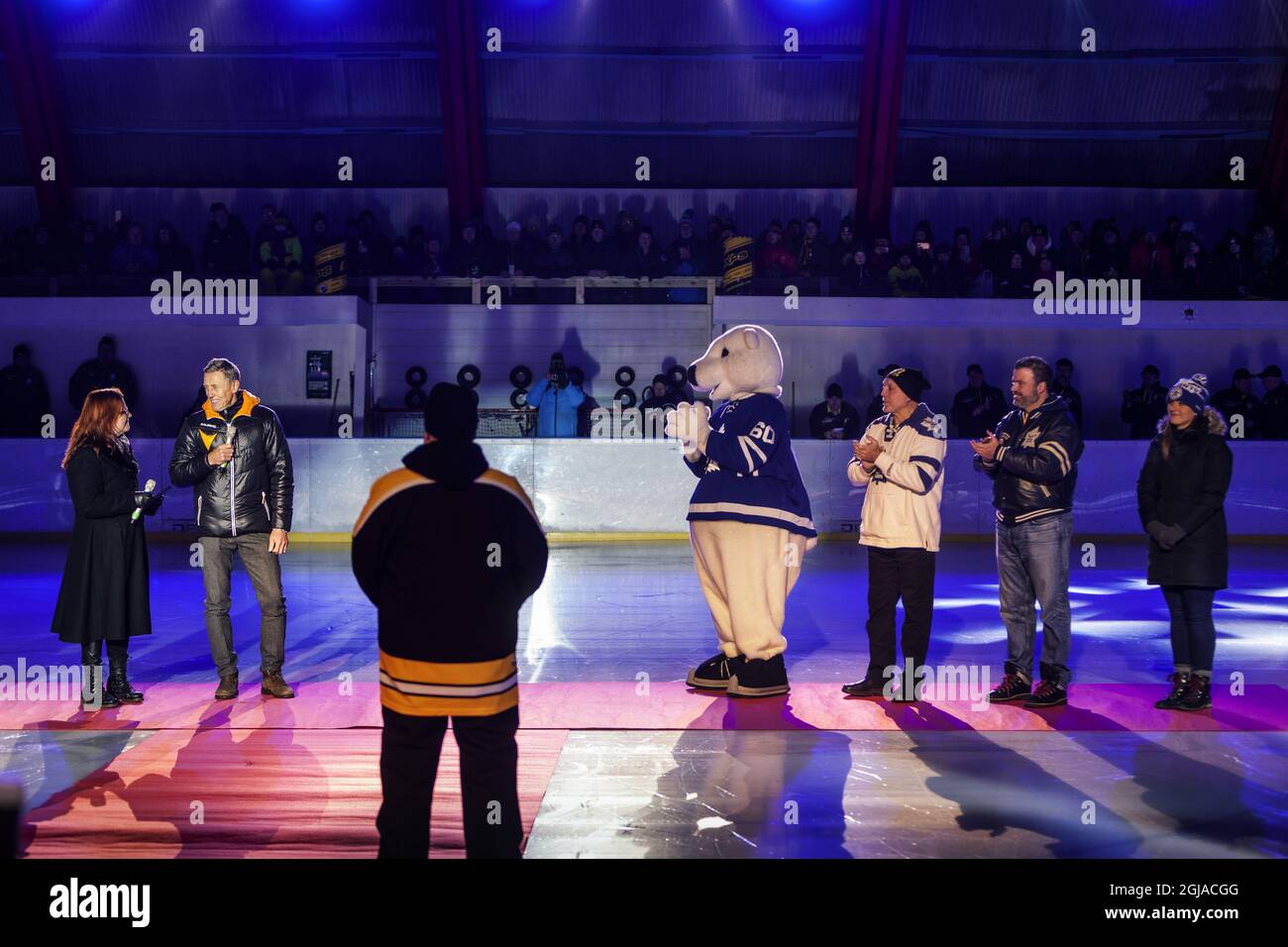 KIRUNA 2016-12-03 il giocatore svedese di hockey su ghiaccio Borje Salming, l'ex-compagno di squadra di Toronto Maple Leafs Tiger Williams, Mike Ferriman e Amber Brent di Troronto Maple Leafs durante una cerimonia alla pista di pattinaggio Matojarvi nella città natale di Salming, Kiruna, Svezia, 3 dicembre 2016. Un banner con il numero 21 di Toronto Maple Leafs di Borje Salming è stato innalzato prima di una partita di hockey locale tra Kiruna AIF e Malmbergts AIF. Foto Fredric Alm / TT kod 200 Foto Stock