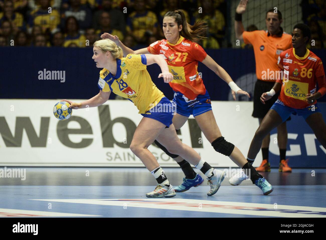 La svedese Ida Oden (L) è inseguita dalla spagnola Lara Gonzales durante il gruppo femminile EHF, Una partita di pallamano in euro alla Hovet Arena di Stoccolma, Svezia, il 04 dicembre 2016. Poto: Fredrik Sandberg / TT / code 10080 Foto Stock