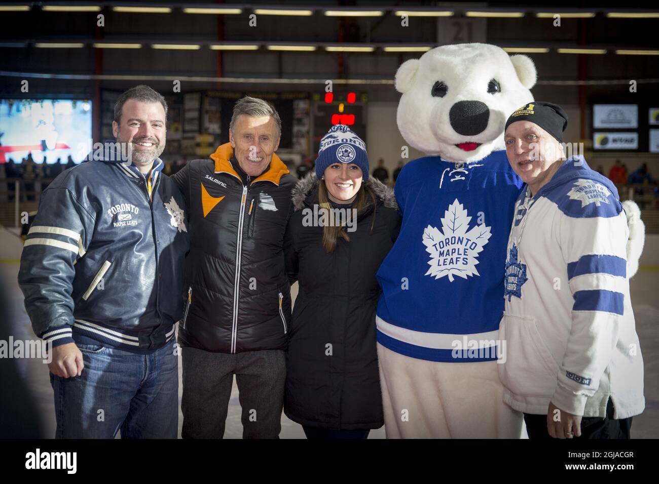 KIRUNA 2016-12-03 Mike Ferriman di Toronto Maple Leafs, giocatore svedese di hockey su ghiaccio Borje Salming, Carlton The Bear, Amber Brent, Toronto Maple Leafs e Salming's ex Toronto Maple Leafs teammate Tiger Williams durante una cerimonia alla pista di pattinaggio Matojarvi nella città natale di Salming, Kiruna, Svezia, 3 dicembre 2016. Un banner con il numero 21 di Toronto Maple Leafs di Borje Salming è stato innalzato prima di una partita di hockey locale tra Kiruna AIF e Malmbergts AIF. Foto Fredric Alm / TT kod 200 Foto Stock