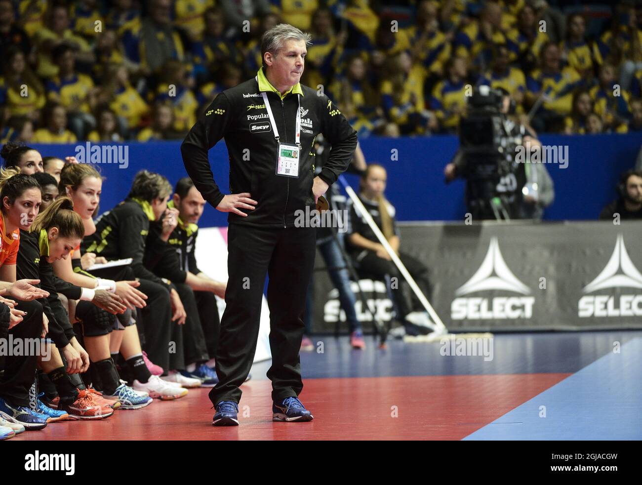 L'allenatore spagnolo Jorge Duenas guarda durante il gruppo femminile EHF Una partita di pallamano in euro alla Hovet Arena di Stoccolma, Svezia, il 04 dicembre 2016. Poto: Fredrik Sandberg / TT / code 10080 Foto Stock