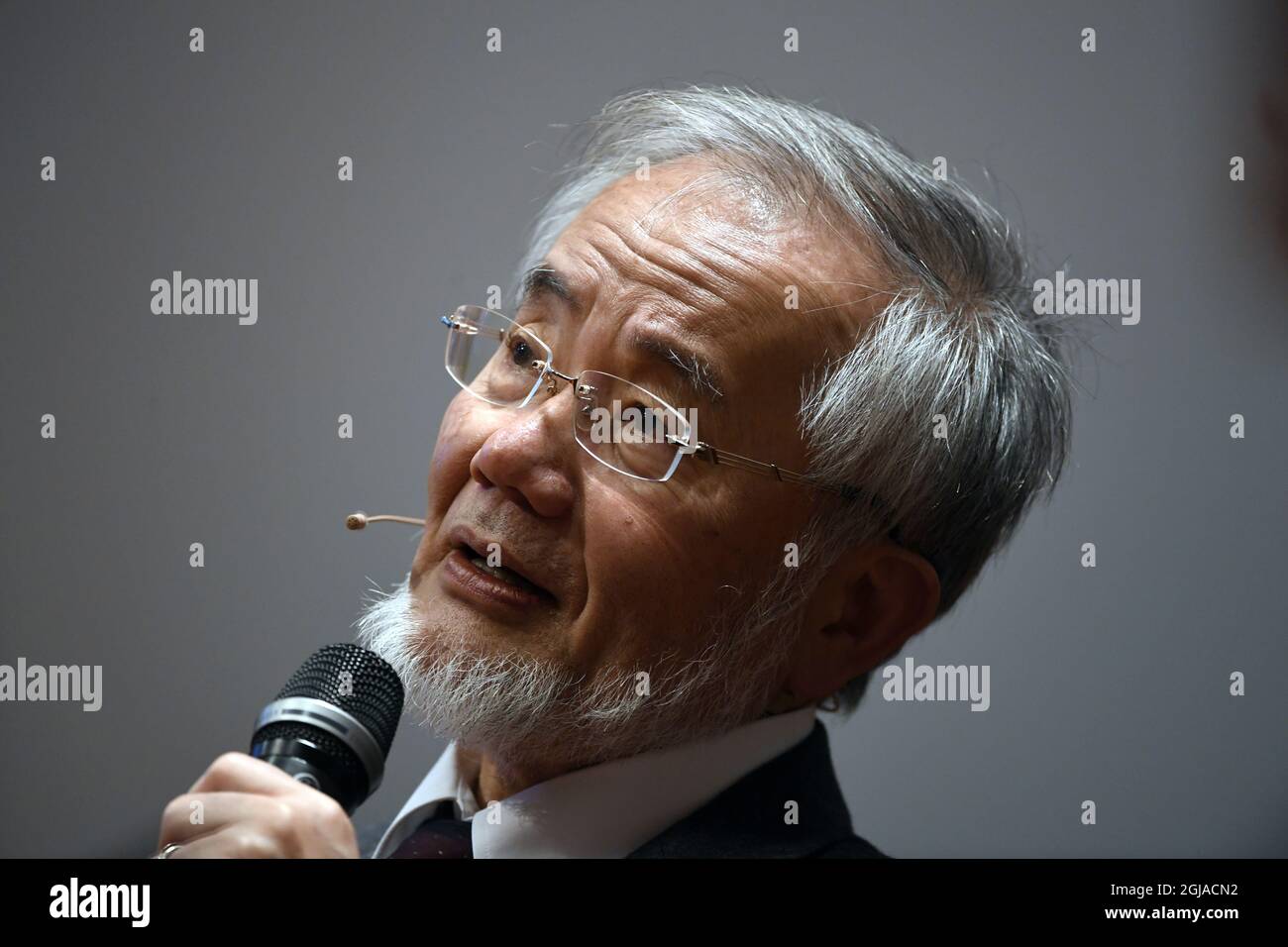 STOCCOLMA 2016-12-07 Nobelpristagaren i medicin Yoshinori Ohsumi frÃƒÂ ¥ n Japan vidd onsdagens presskonferens pÃƒÂ€ Karolinska Institutet i Solna. Foto: Henrik Montgomery / TT / kod 10060 Foto Stock