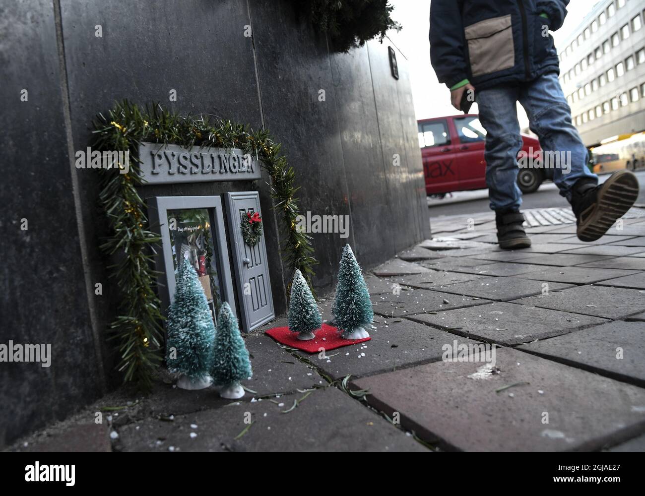 MALMO 2016-12-15 la Street art di dimensioni mouse è apparsa su Bergsgatan nel centro di Malmo, nel sud della Svezia circa una settimana fa. I ristoranti in miniatura 'Noix de vie' (NUTS of Life) e 'il Topolino' (Mickey mouse) sono stati creati da artisti che chiamano themelves 'Anonymouse', anch'essi attivi su Instagram. Una settimana dopo sono stati aggiunti poster e un cartello con la fermata dell'autobus, e in conclusione sono stati presentati anche un gruppo di manifestanti in miniatura contro il cambiamento climatico. In un'altra parte del centro di Malmo, a Djaknegatan, due negozi, chiamati 'Pysslingen' (il Lillipuzio) e 'Skoglund mossaffar' (negozio di topi/cap sho di Skoglund Foto Stock