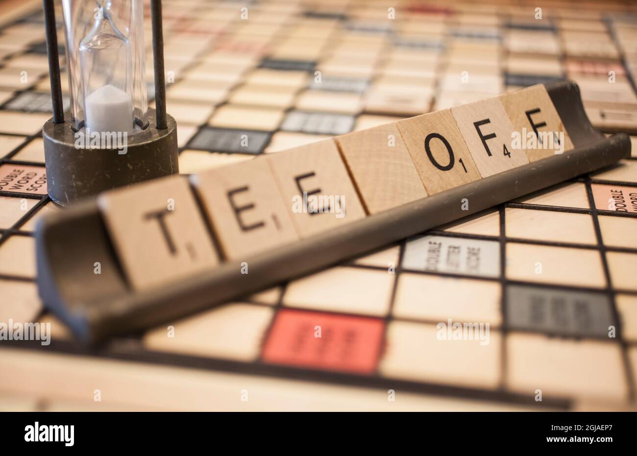 Le mattonelle quadrate del gioco di Scrabble hanno formato per dire Tee fuori. Foto Stock