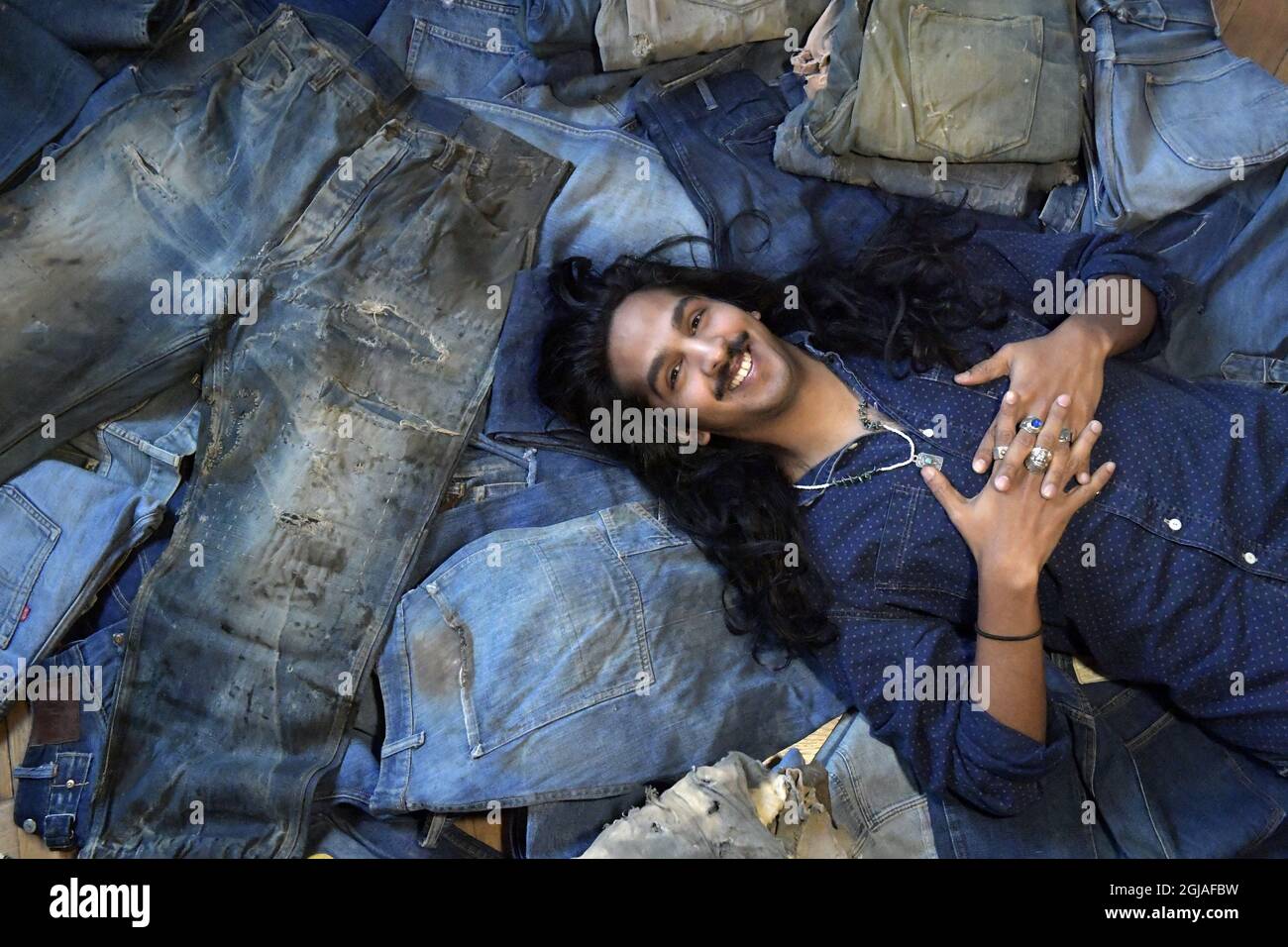 STOCCOLMA 20170111 Victor Fredback di Stoccolma, Svezia possiede più di 400 jeans d'epoca e parte della sua vasta collezione sarà esposta alla Fiera dell'Antiquariato dal 16 al 19 febbraio alla Fiera di Stoccolma. Ritiene di avere una delle migliori collezioni al mondo di jeans vintage. Viktor è un amante dei jeans che possiede più di 400 paia, la più antica della fine del 1800. Foto: Janerik Henriksson / TT / Kod 10010 Foto Stock