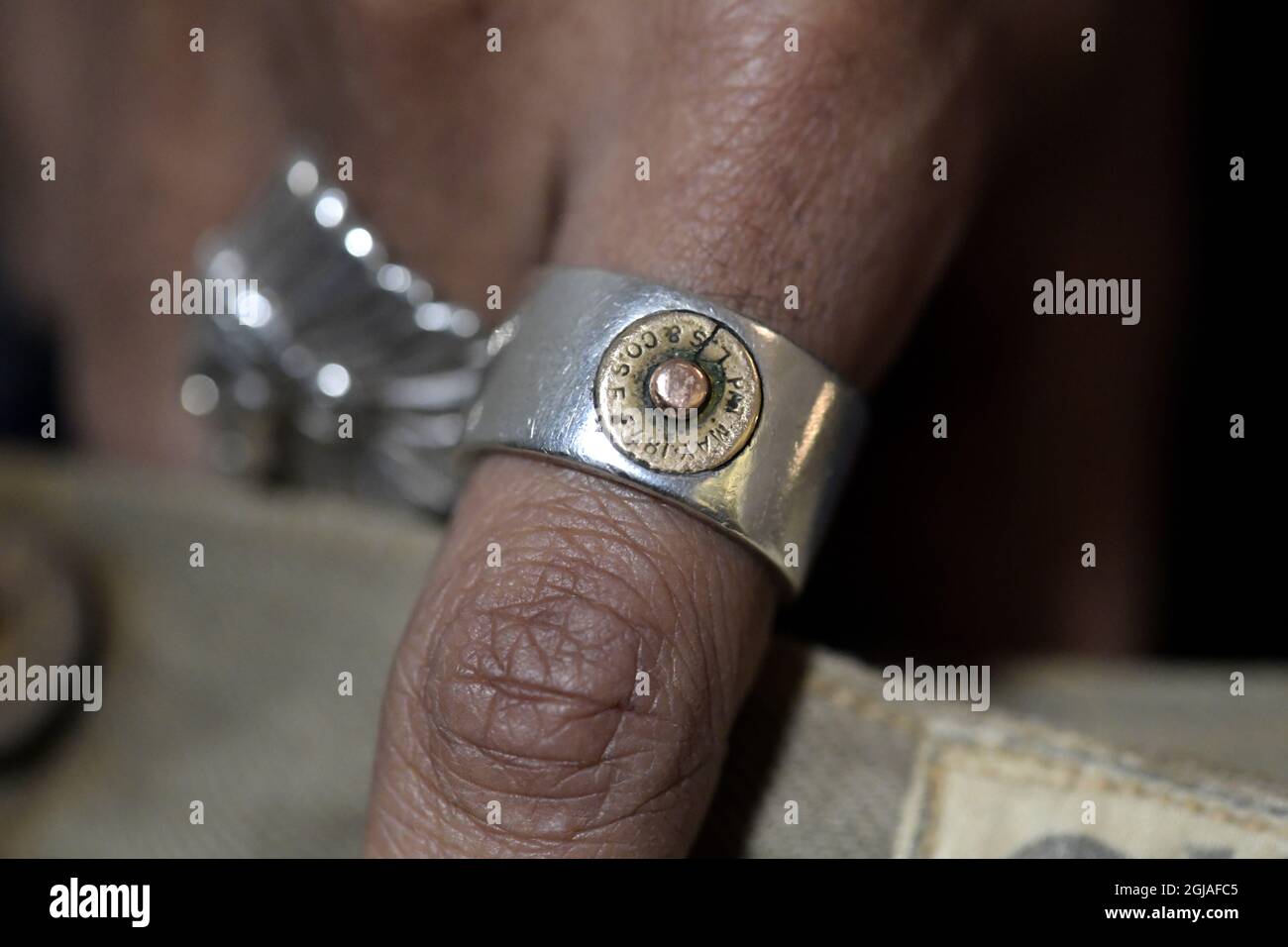 STOCCOLMA 20170111 Viktor ha realizzato un anello di un rivetto che ha trovato in una miniera che ha chiuso il 1873. Lo stesso anno Levis ha portato a un brevetto in rivetti, che lo rende uno dei primi rivetti al mondo. Victor Fredback di Stoccolma, Svezia possiede più di 400 jeans d'epoca e parte della sua vasta collezione sarà esposta alla Fiera dell'Antiquariato dal 16 al 19 febbraio presso la Fiera di Stoccolma. Ritiene di avere una delle migliori collezioni al mondo di jeans vintage. Viktor è un amante dei jeans che possiede più di 400 paia, la più antica della fine del 1800. Foto: Janerik Henriksson / TT / Kod 10010 Foto Stock