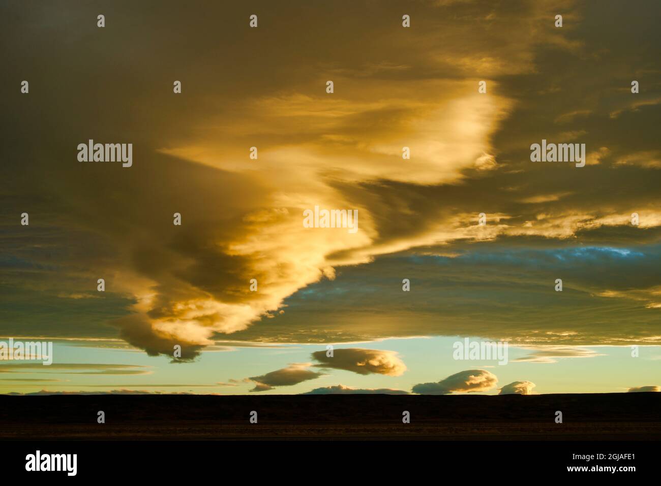 Argentina, Santa Cruz. Las Horquetas, nuvole e cielo al tramonto. Foto Stock