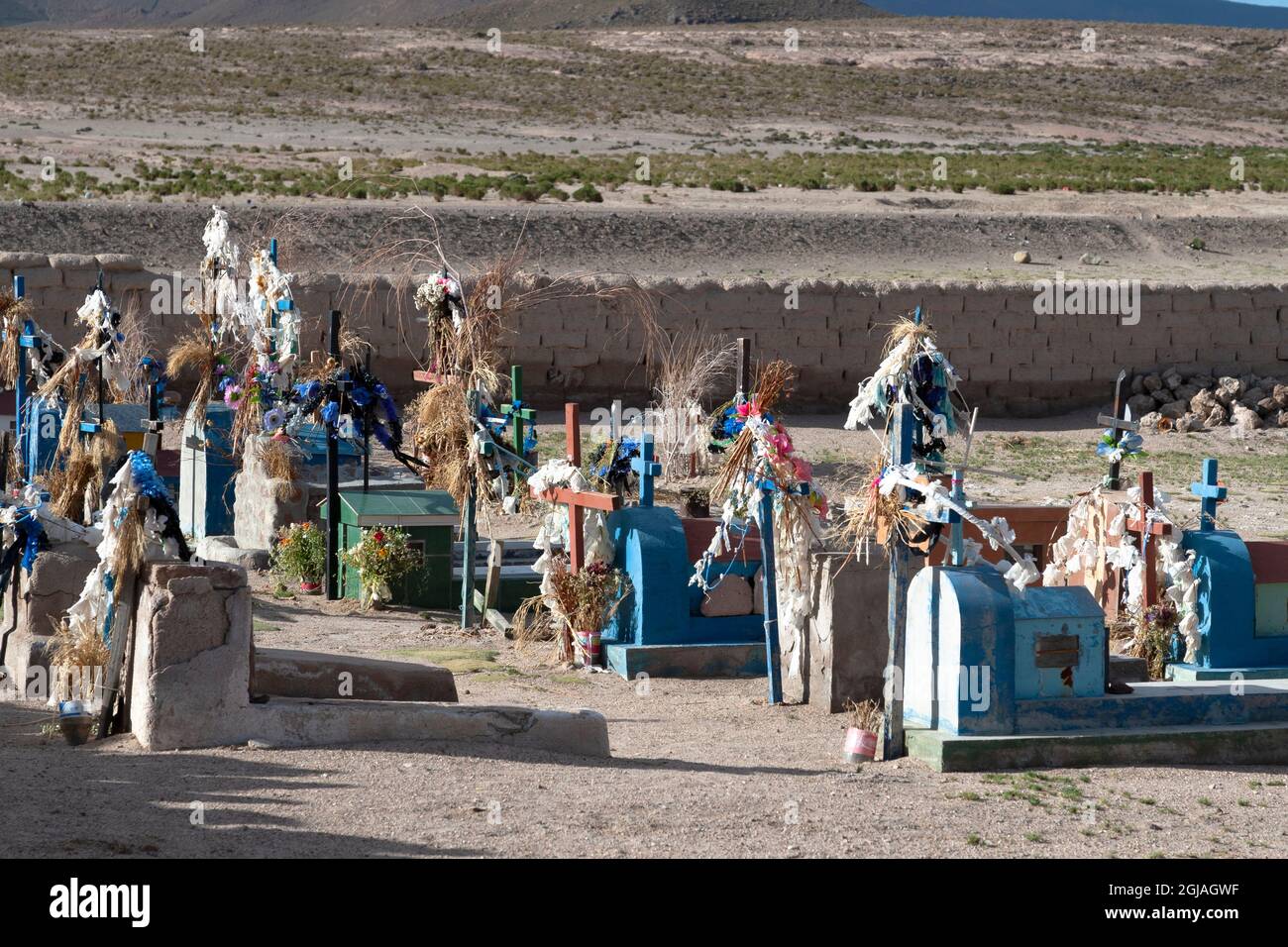 Bolivia, Altiplano, Potosi, San Juan. Il cimitero contiene tombe decorate con fiori di plastica. Foto Stock