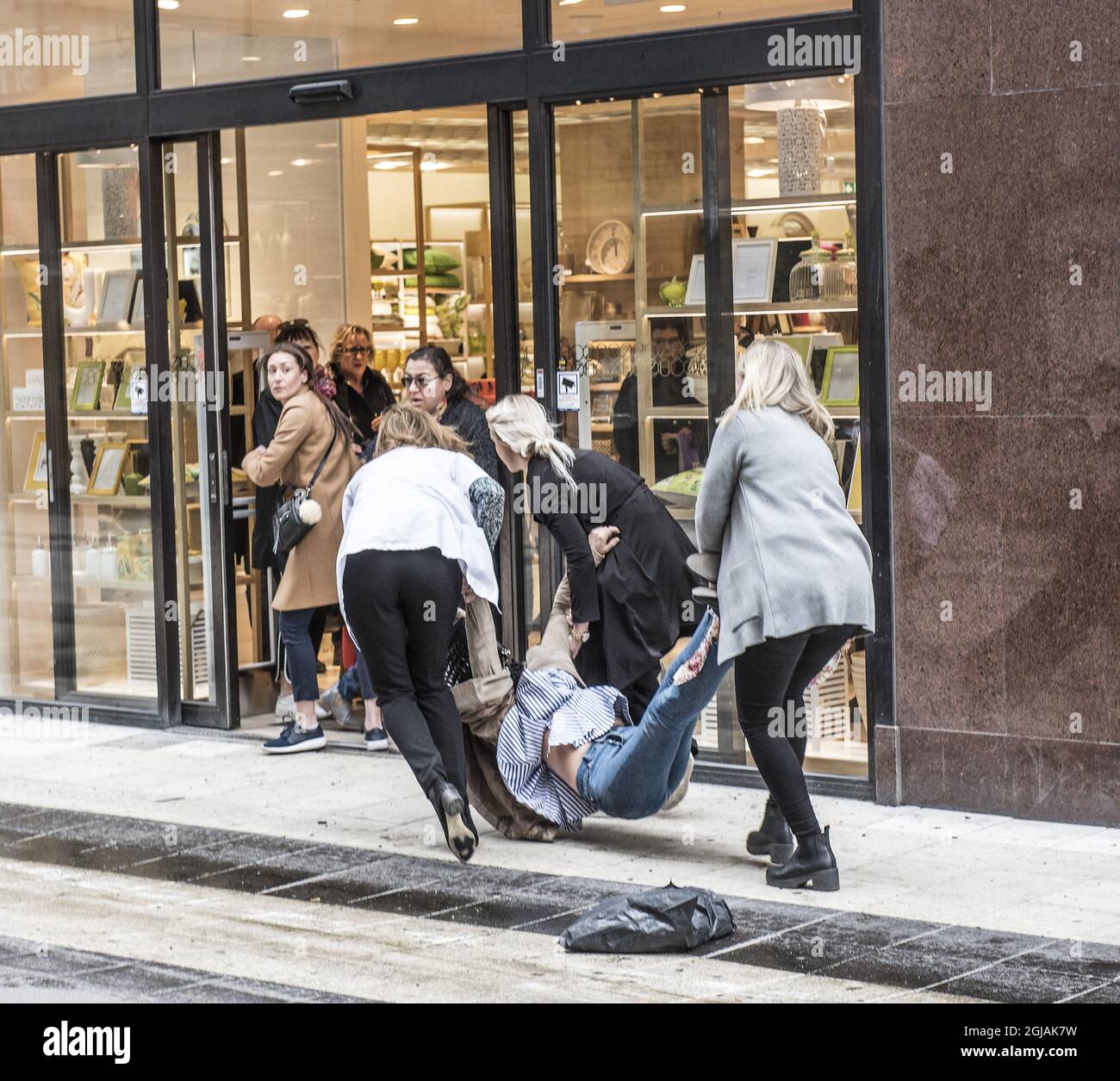 STOCCOLMA 2017-04-07 quattro persone sono state uccise e 15 ferite quando un camion si è schiantato nel grande magazzino Ahlens a Drottninggatan, nel centro di Stoccolma, venerdì 7 aprile 2017. Foto: Tomas Oneborg / SVD / TT / code 30142 Foto Stock