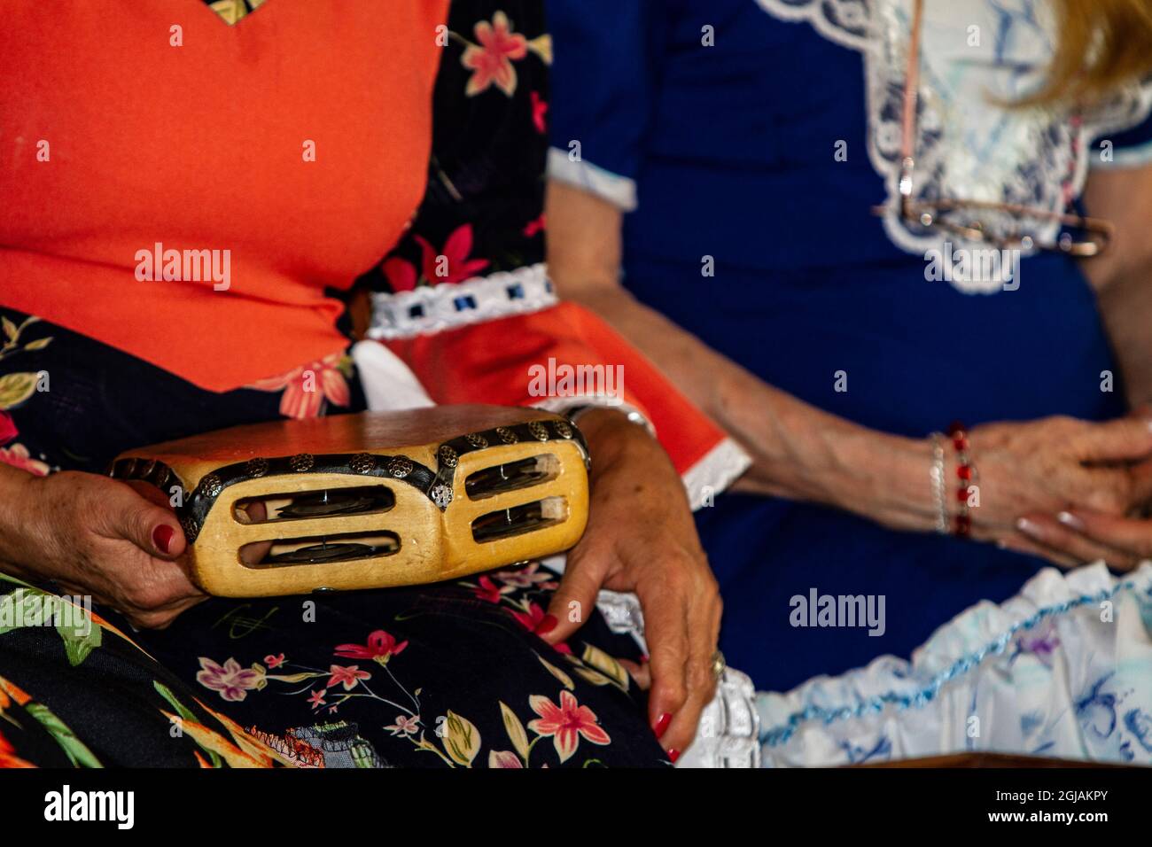 Cile, Casablanca. Musicisti con tamburini e ballerini folcloristici. Foto Stock