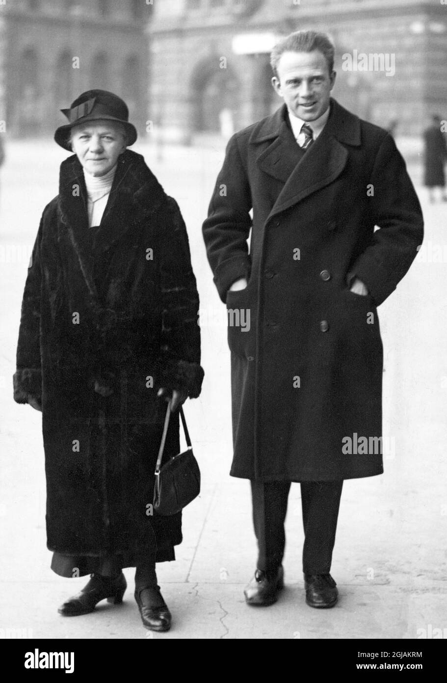 Werner Heisenberg, fisico tedesco che ha ricevuto il Premio Nobel per la fisica 1932 per i suoi contributi di base alla meccanica quantistica, qui con sua madre. Foto Stock