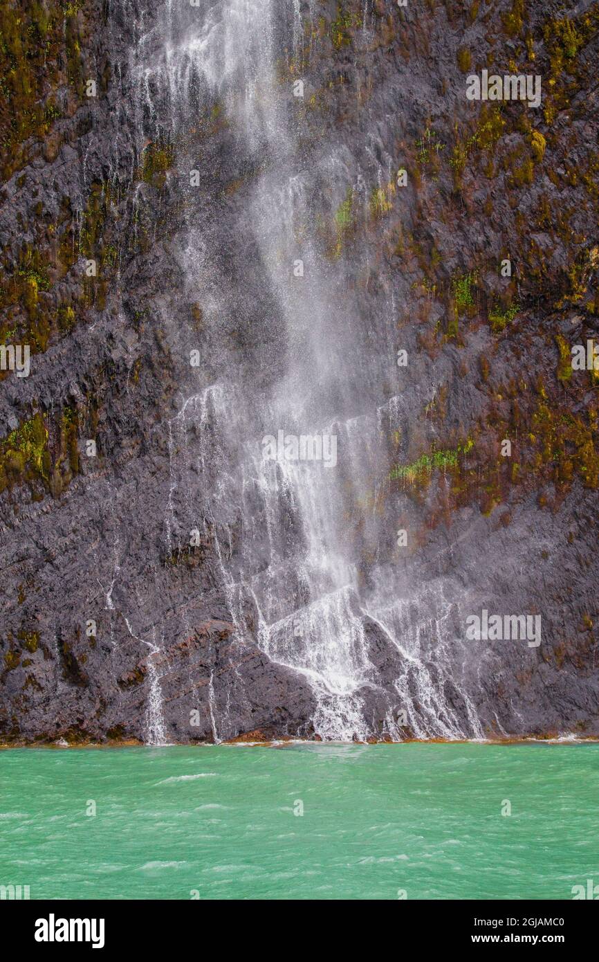 Viaggiando attraverso i fiordi del Parc Nacional Bernardo o'Higgins, ci sono spettacolari cascate che scendono lungo le scogliere di granito. Foto Stock