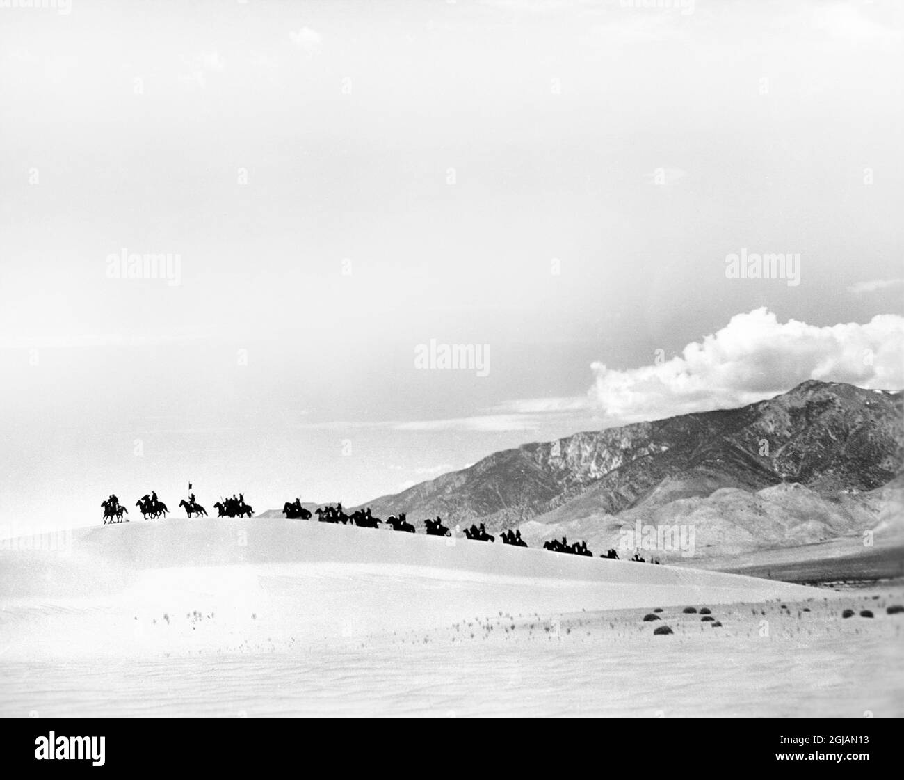 Militare a cavallo nel deserto, in set del film, 'Desert Legion', Universal Pictures, 1953 Foto Stock