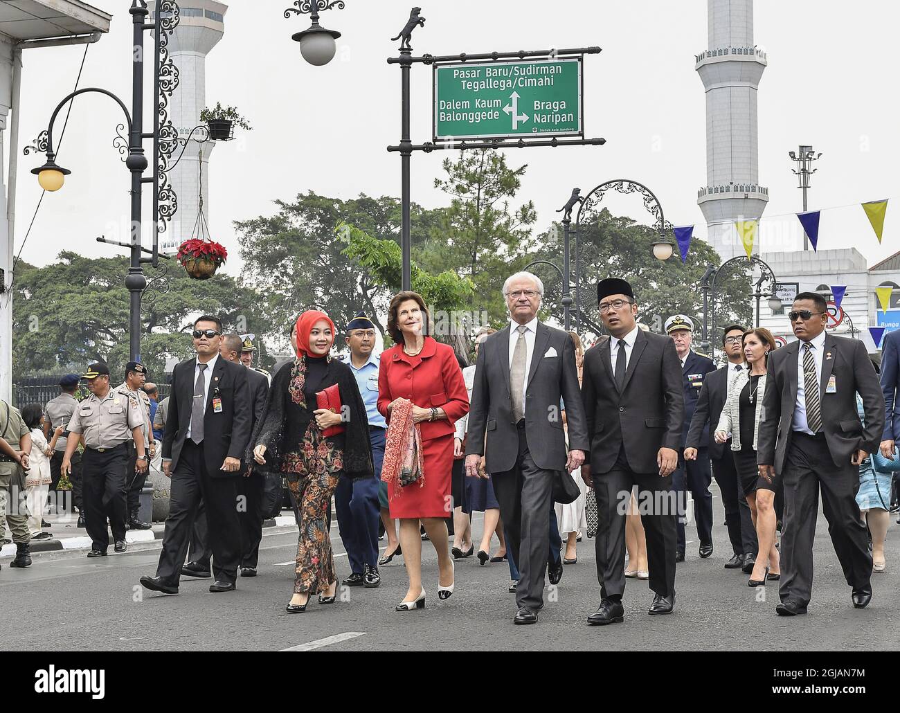 BANDUNG 20170524 la regina Silvia e il re Carl Gustaf sono arrivati a Bandung in treno l'ultimo giorno della loro visita di stato in Indonesia e sono stati accolti dal sindaco Ridwan Kamil, dalla moglie Atali e dalla squadra di calcio di Bandung Persib e dal loro fanclub Viking Persib Club. Foto: Jonas Ekstromer / TT / code 10030 Foto Stock