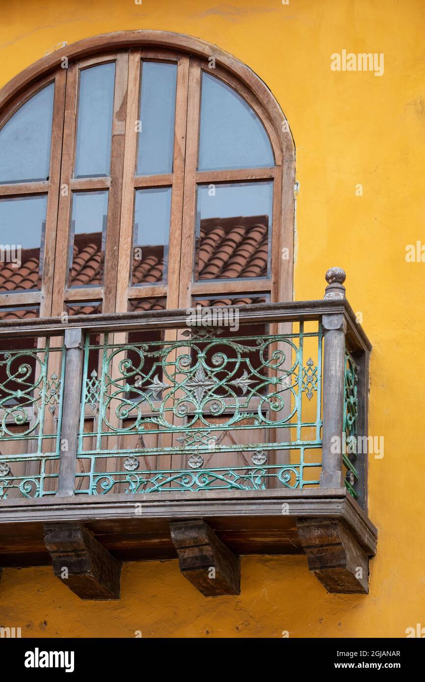 Sud America, Colombia Cartagena. Storico di tipica architettura coloniale, balcone dettaglio. Foto Stock