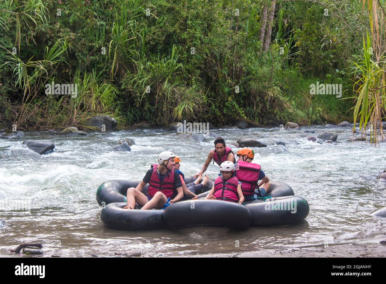 Ecuador, Mindo. Rafting su rapide sul fiume Cinto, nella foresta nuvolosa di Mindo Foto Stock