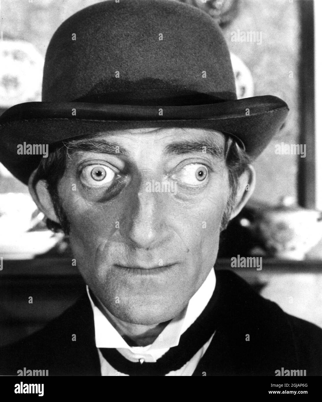 1718524 le frere le Plus fute de Sherlock Holmes l'Avventura dello Smarter Brother de GeneWilder di Sherlock Holmes avec Marty Feldman 1975; (add.info.: le frere le Plus fute de Sherlock Holmes l'Avventura dello Smarter Brother de GeneWilder di Sherlock Holmes avec Marty Feldman 1975); è possibile che alcune opere di questo artista siano protette da diritti di terzi in alcuni territori. Foto Stock