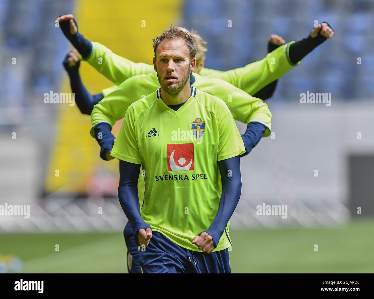 Il capitano della squadra nazionale svedese Andreas Granqvist in azione durante una sessione di allenamento alla vigilia della partita di calcio di qualificazione della Coppa del mondo FIFA contro la Francia a Stoccolma, Svezia, l'8 giugno 2017. Foto: Jonas Ekstromer / TT / code 10030 Foto Stock