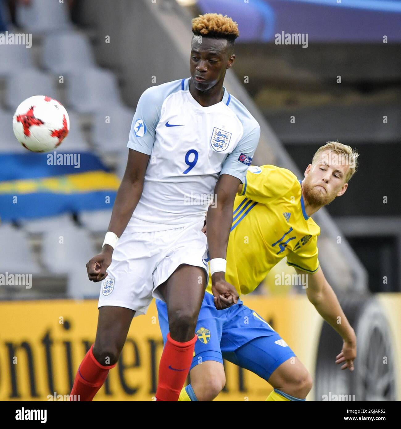 KIELCE 20160616 Tammy Abraham (9) in Inghilterra e Filip Dagerstal in Svezia durante il gruppo A UEFA European U21 Championship soccer match Sweden vs Inghilterra al Kolporter Arena ni Kielce. Foto: Jonas Ekstromer / TT / code 10030 Foto Stock