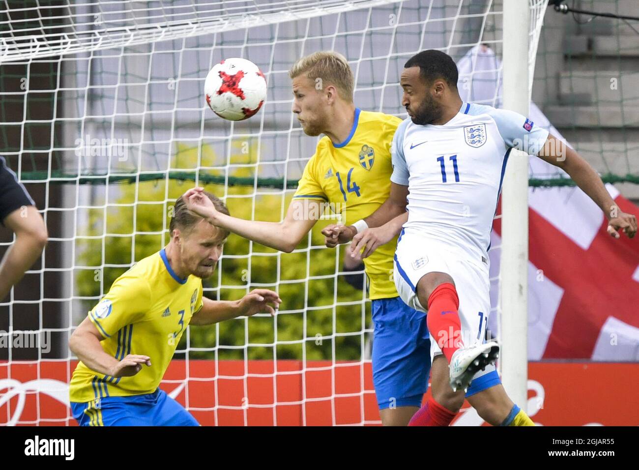 KIELCE 20160616 dalla sinistra svedese Jacob Larsson, Filip Dagerstal e Nathan Redmond in Inghilterra durante il gruppo A UEFA European U21 Championship calcio match Svezia vs Inghilterra al Kolporter Arena ni Kielce. Foto: Jonas Ekstromer / TT / code 10030 Foto Stock