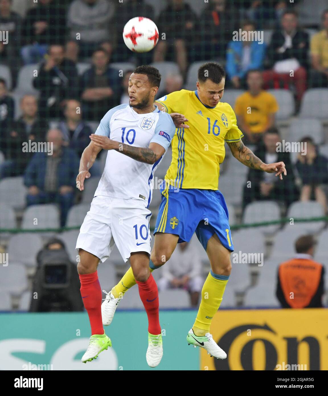 KIELCE 20160616 l'inglese Lewis Baker (L) vipera con la svedese Melker Hallberg durante il gruppo A UEFA European U21 Championship soccer match Sweden vs England alla Kolporter Arena ni Kielce. Foto: Jonas Ekstromer / TT / code 10030 Foto Stock